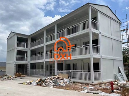 Projet de maison-dortoir amovible en conteneurs au Xinjiang : une maison chaleureuse dans le désert de Gobi