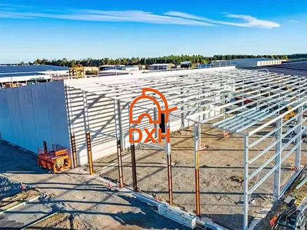 Construction d'une usine sidérurgique aux Émirats arabes unis